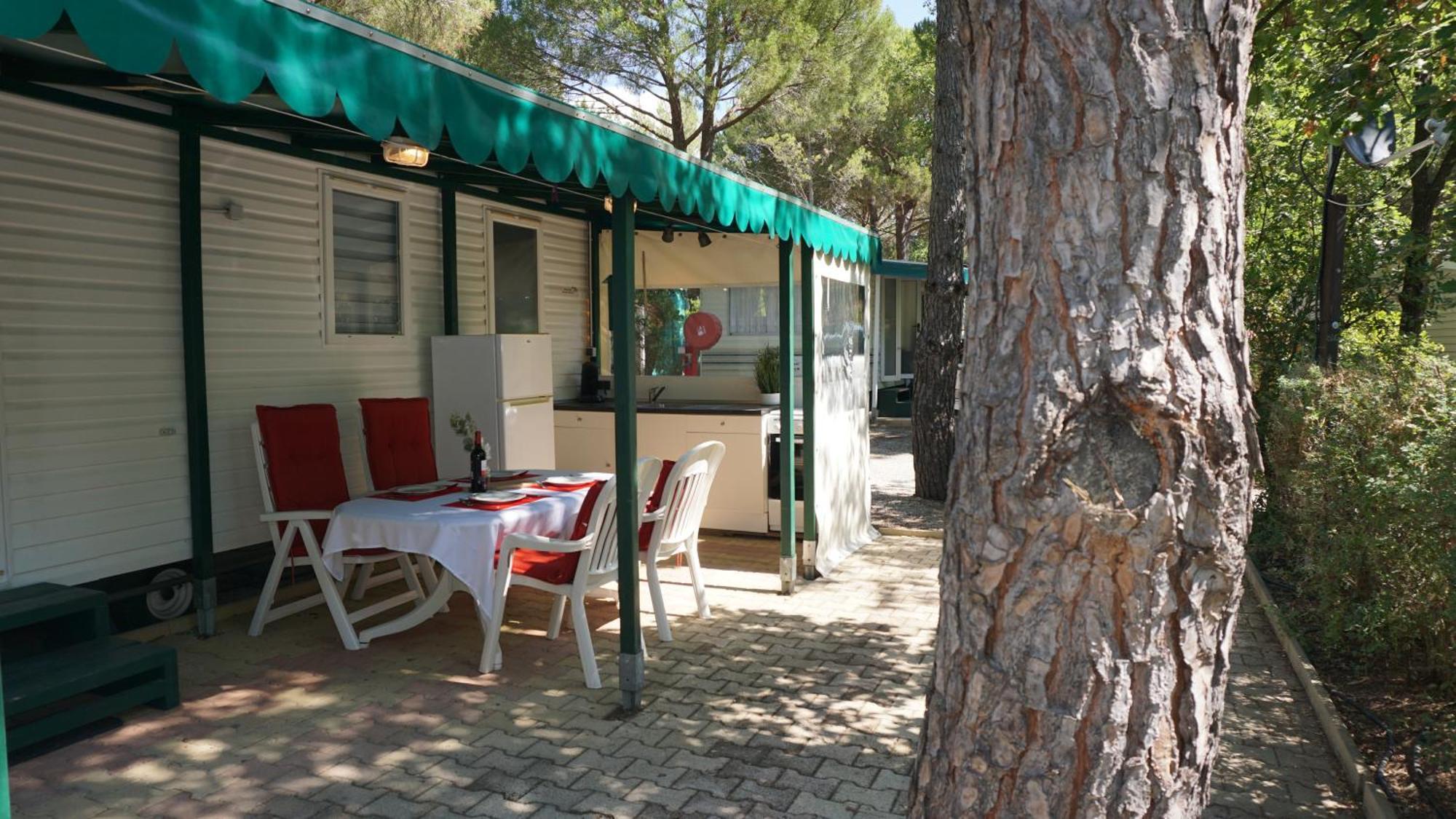 Chalets Met Buitenkeuken Op Camping Lei Suves - Joycasa Roquebrune-sur Argens Exterior foto